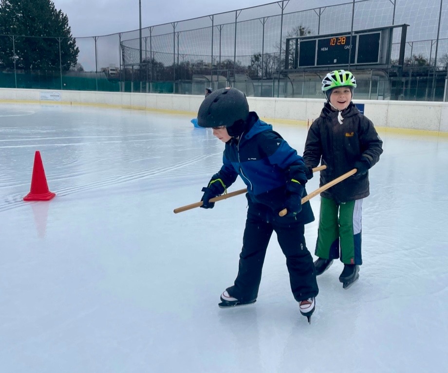 Eislaufen bei jedem Wetter – die Klasse 2b trotzt dem Regen