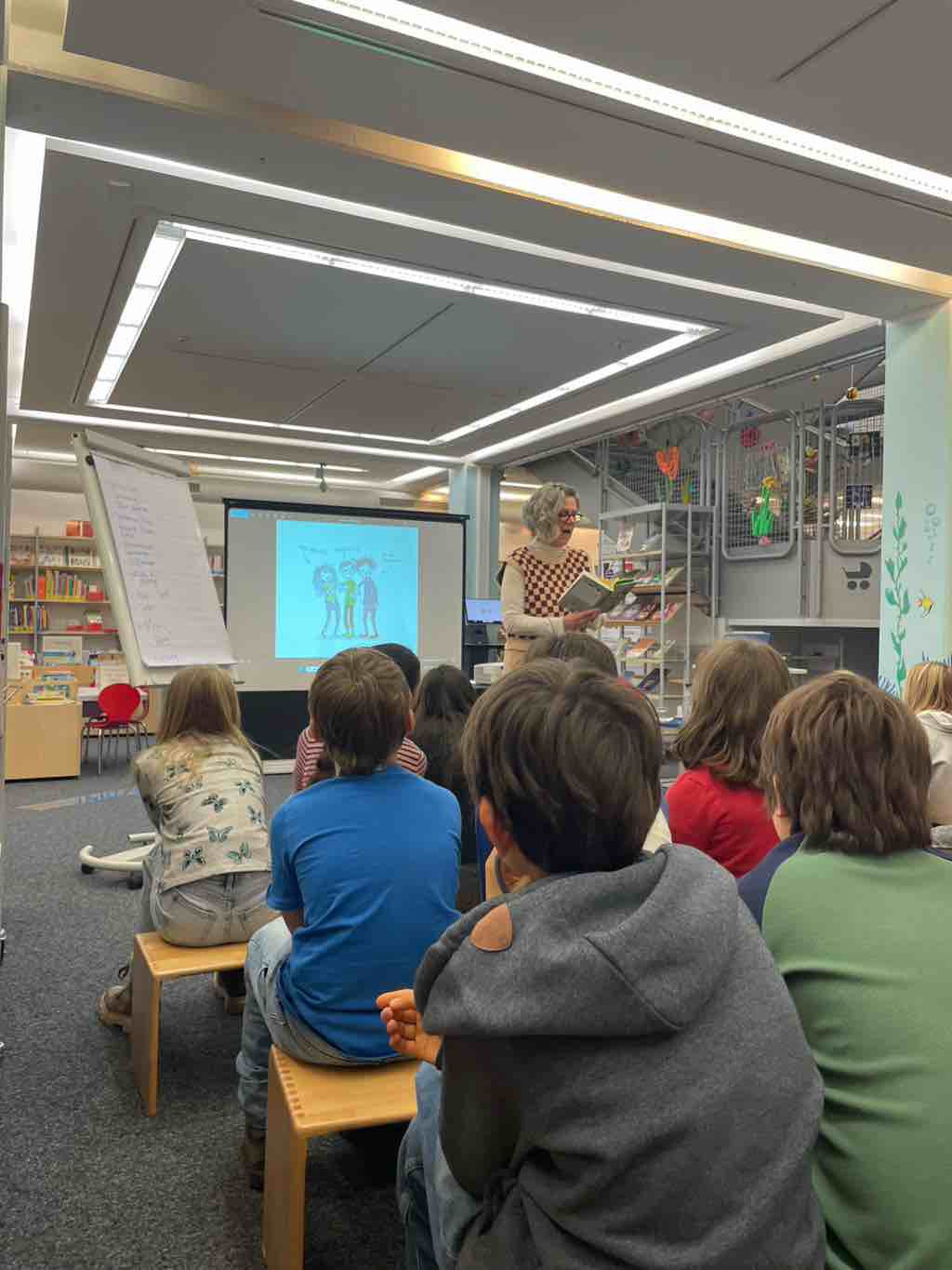 Ausflug der Klassen 4a und 4c in die Stadtbibliothek Pasing