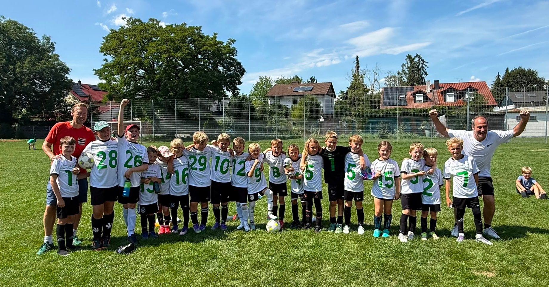 Mitti-Fußballcup: Pokalsieg für unsere Schule!